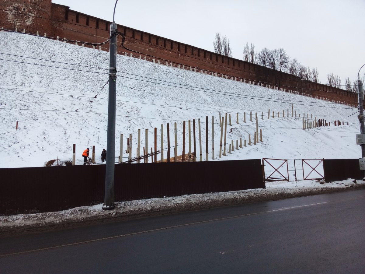 Стало известно, почему установили забор вдоль склона на Зеленском съезде