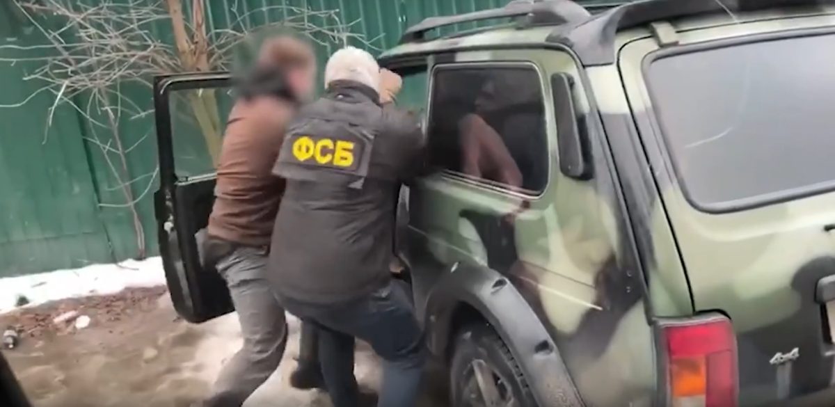 ФСБ показала кадры задержания россиянина, совершавшего диверсии в Подмосковье