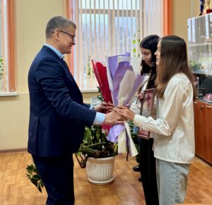 В Володарске наградили школьниц, которые помогли предотвратить пожар в жилом&nbsp;доме