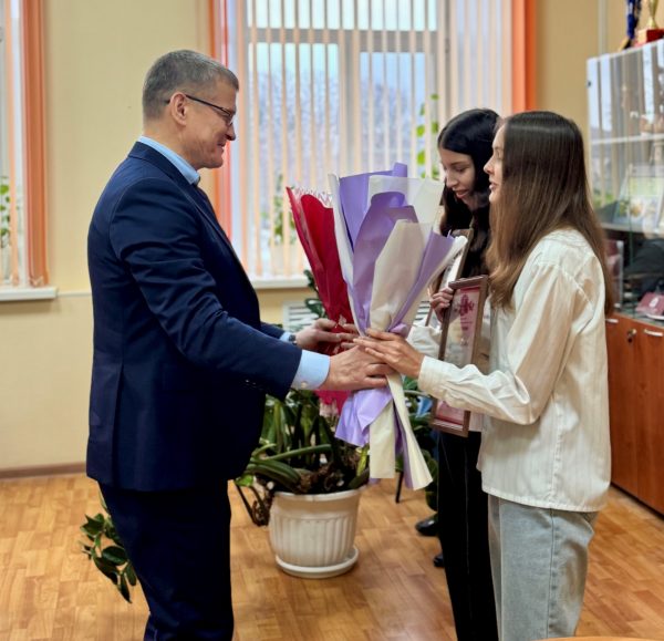 В Володарске наградили школьниц, которые помогли предотвратить пожар в жилом&nbsp;доме