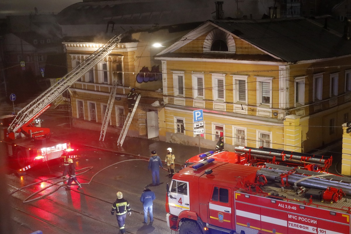 На Ильинской огонь с одного здания перекинулся на другое