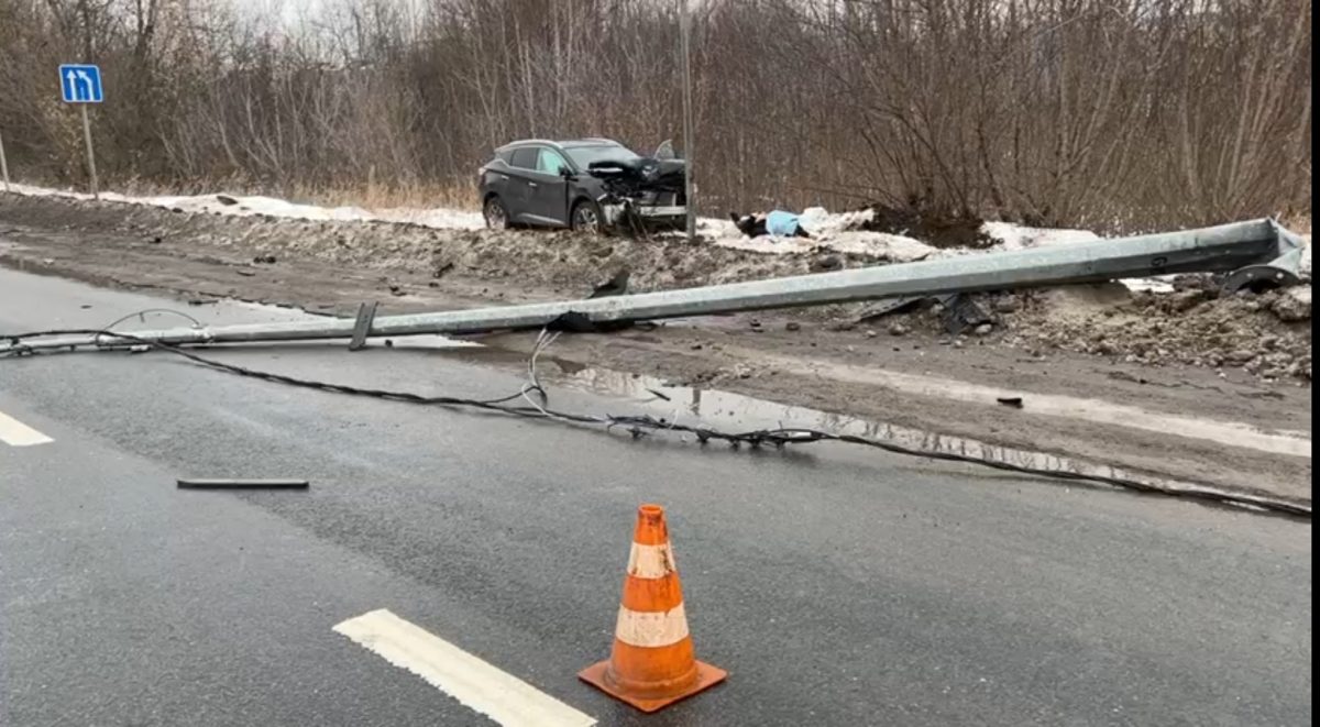 В Дзержинске водитель иномарки погиб, врезавшись в отбойник на дороге