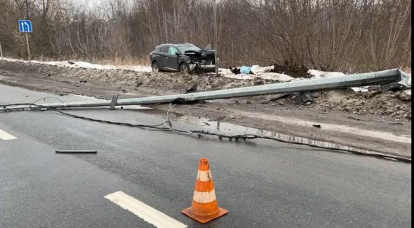 В Дзержинске водитель иномарки погиб, врезавшись в отбойник на дороге