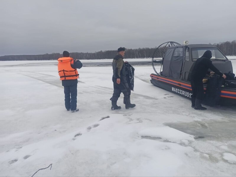 Четверо нижегородцев на снегоходе провалились под лёд в Республике Марий Эл