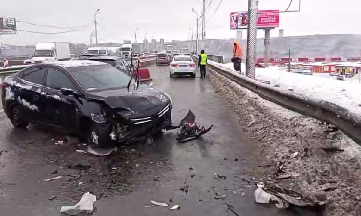 Авария на Мызинском мосту привела к сильным пробкам на Автозаводе