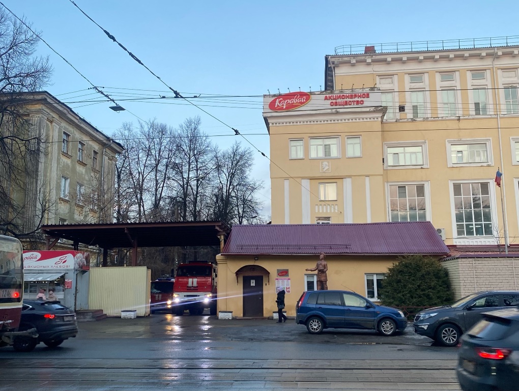 Пожарные приехали на вызов в АО «Каравай» в Советском районе