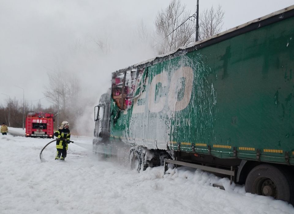 Фура с обувью загорелась во время движения на Центральном шоссе в Кстове