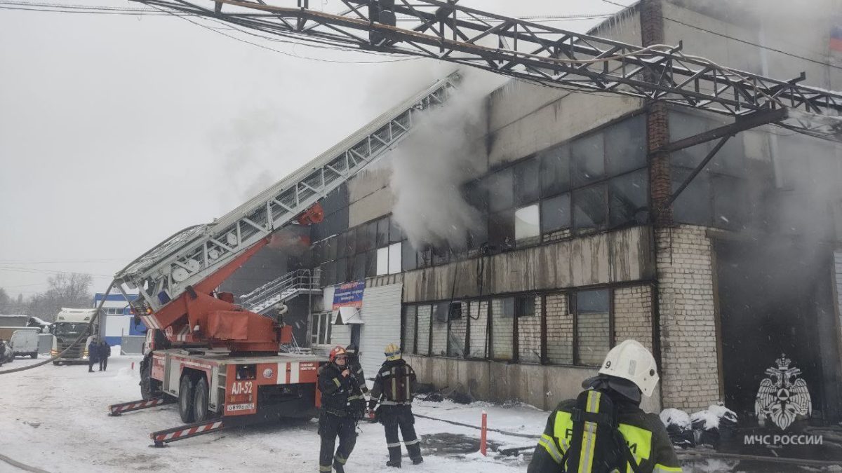 Здание автосервиса загорелось в Автозаводском районе