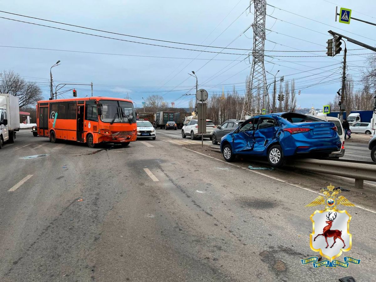 Авто откинуло на отбойник из-за столкновения с автобусом на Новикова-Прибоя