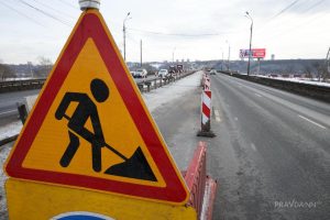 Две крайних полосы перекрыли на Мызинском мосту из-за ремонта
