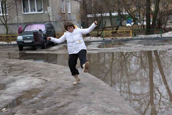 Жители Нижнего Новгорода жалуются на голый лед на тротуарах