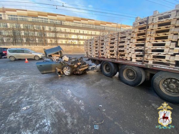 Восстановлению не подлежит: иномарка столкнулась с «КамАЗом» на Бурнаковском проезде