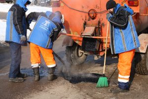 В Дзержинске продолжается ямочный ремонт дорог