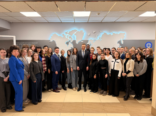 Дмитрий Старостин встретился со студентами НГЛУ в День дипломатического работника