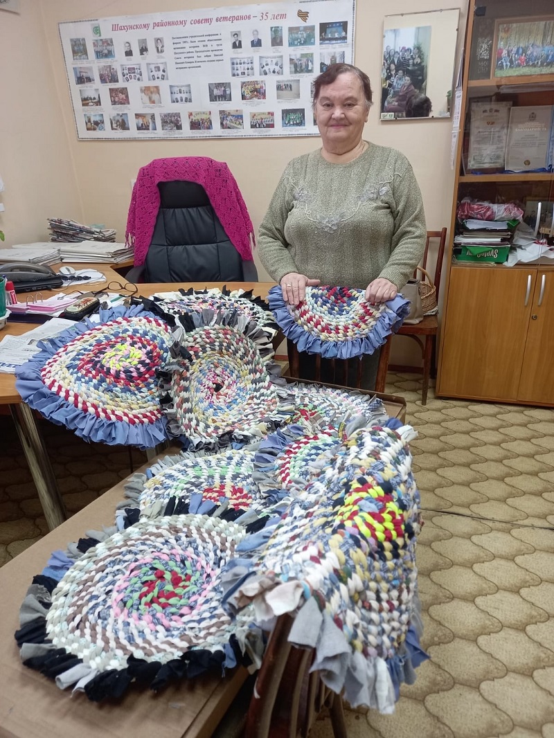 Эти коврики, которые плетет Любовь Николаевна, бойцам на СВО очень нравятся