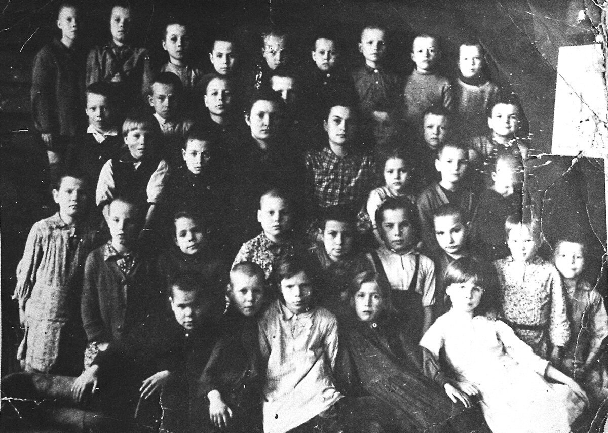 Матрена Вольская с учениками Смольковской школы, 1946 год