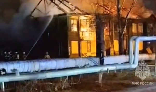 Пустующий дом загорелся ночью на улице Дружбы в Нижнем Новгороде