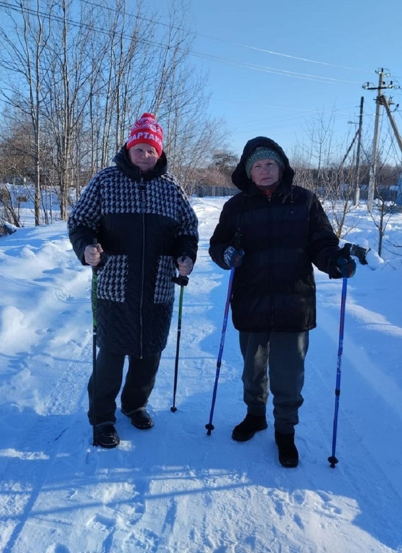 Каждое утро Валентина Черкасова (слева) выходит на прогулку, односельчанки ее поддерживают
