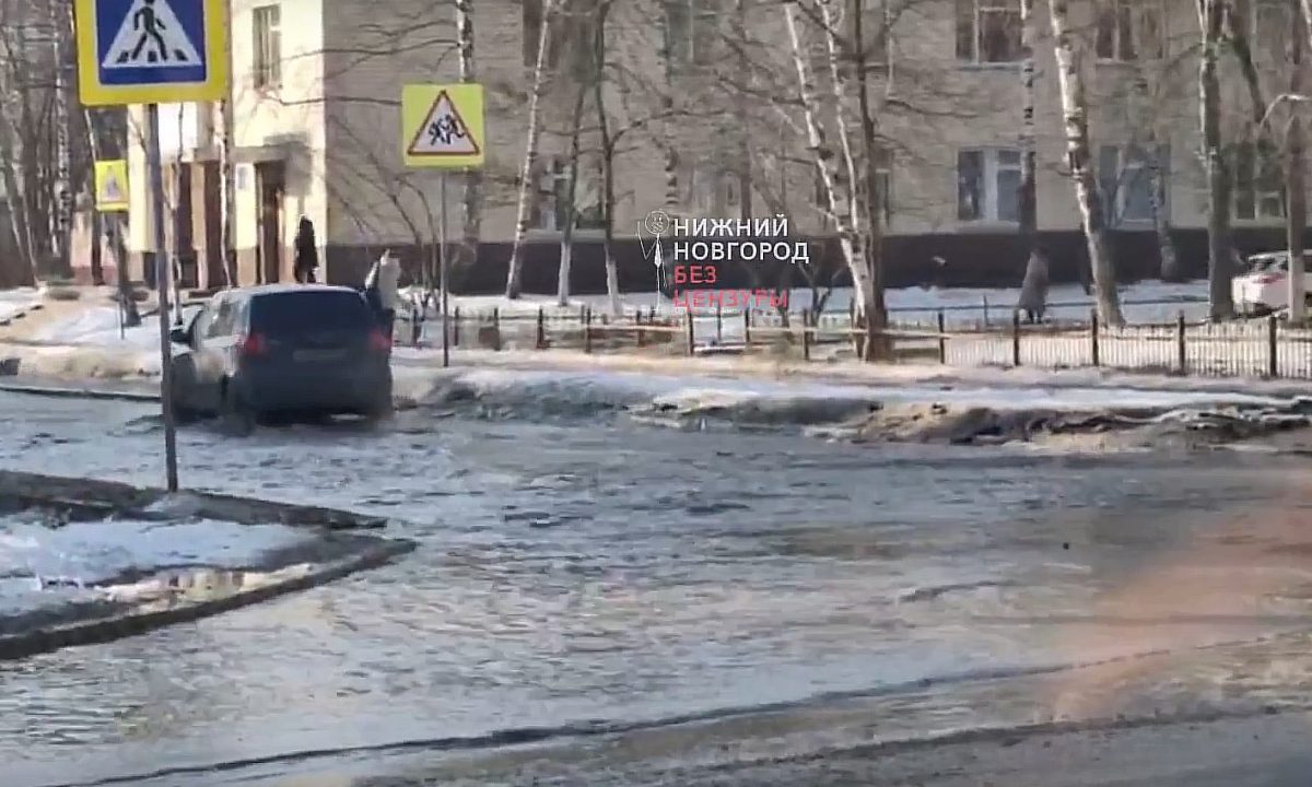 Фонтан забил из-под земли на улице Мончегорской в Нижнем Новгороде