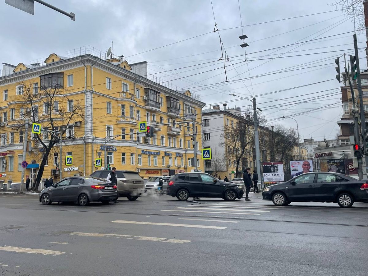 Пробка образовалась на улице Белинского из-за ДТП