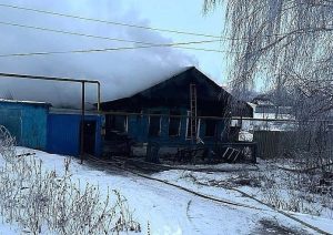 Дом загорелся из-за непотушенной сигареты в посёлке Большое Мурашкино
