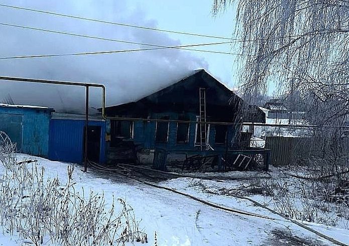 Дом загорелся из-за непотушенной сигареты в посёлке Большое Мурашкино