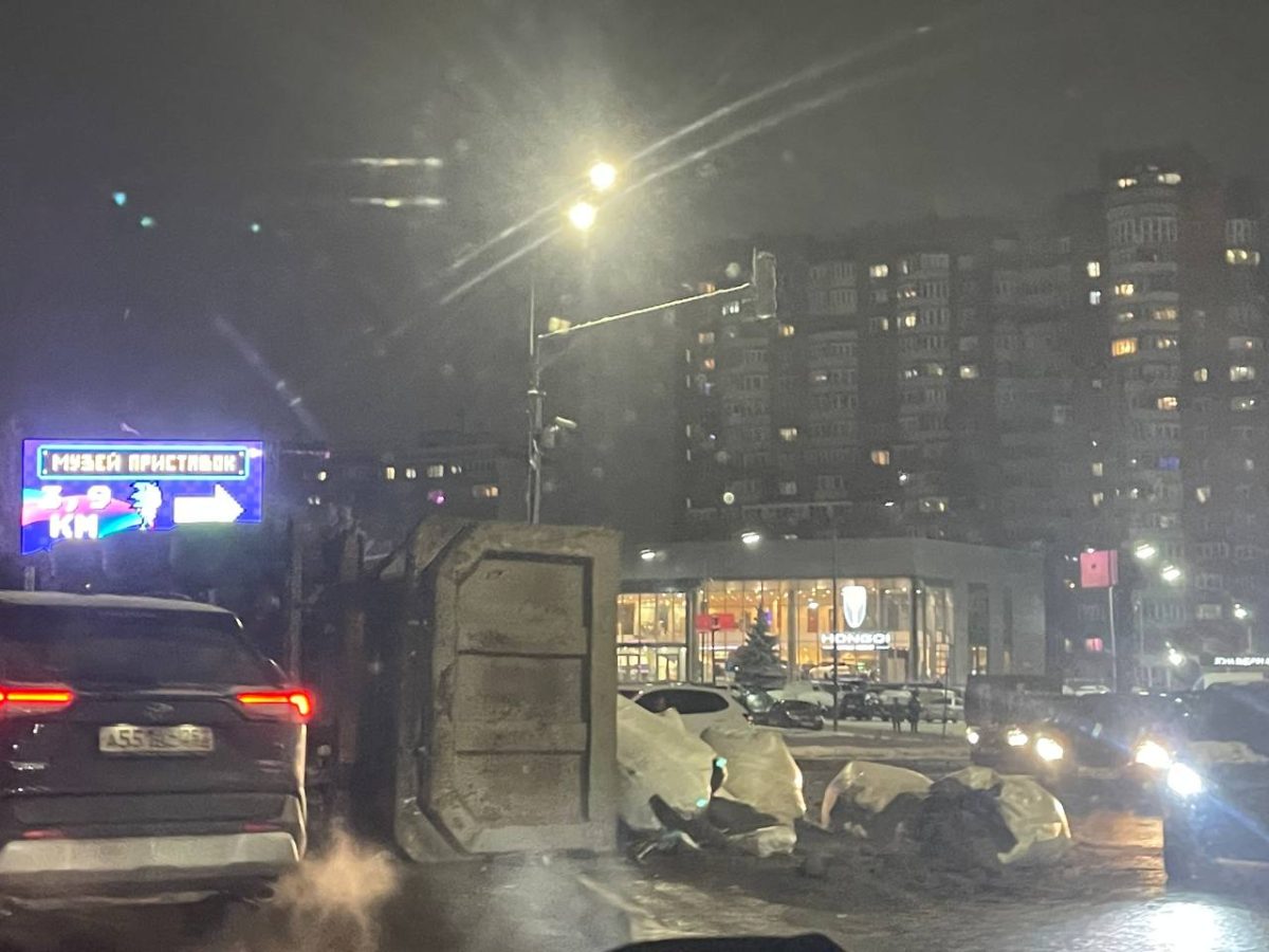 Фура перевернулась на бок в Нижнем Новгороде