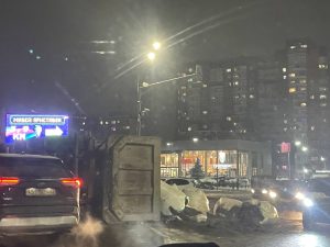 Фура перевернулась на бок в Нижнем Новгороде