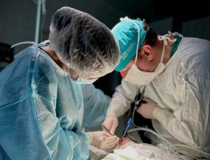 Сложнейшую операцию из-за перекрута яичника провели юной нижегородке