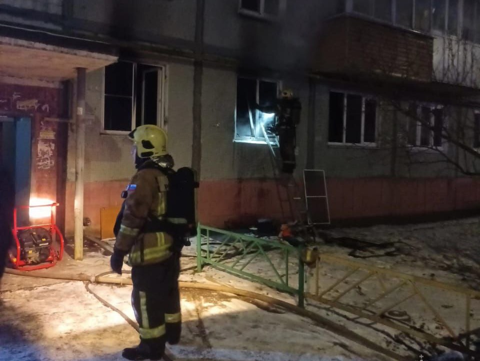 15 человек спасли на пожаре в жилом доме на улице Красных Зорь