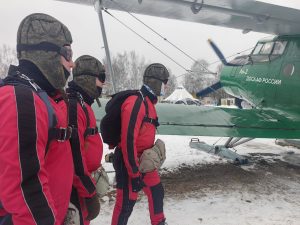 Нижегородские приставы прыгнули с парашютом и развернули в небе&nbsp;флаги