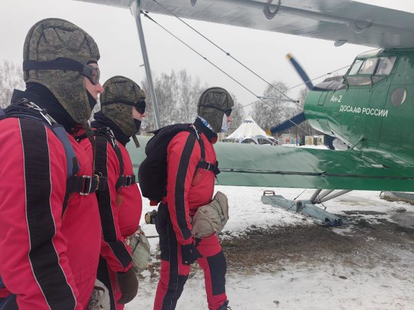 Нижегородские приставы прыгнули с парашютом и развернули в небе&nbsp;флаги