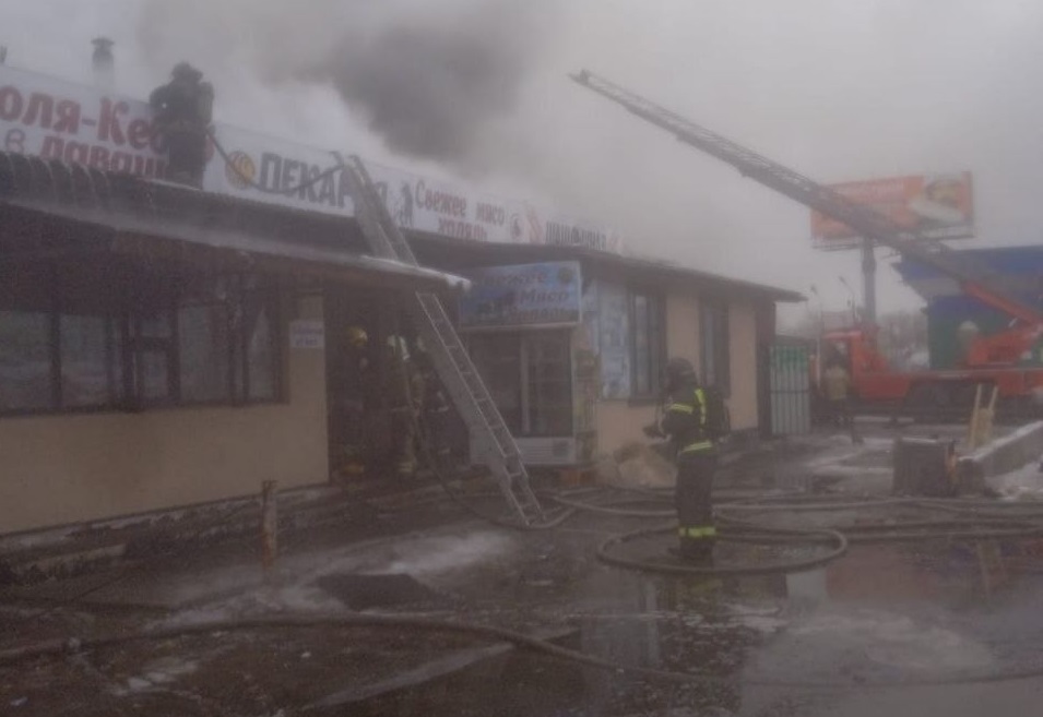 Пожар в производственно-складском помещении тушат на улице Кузбасской