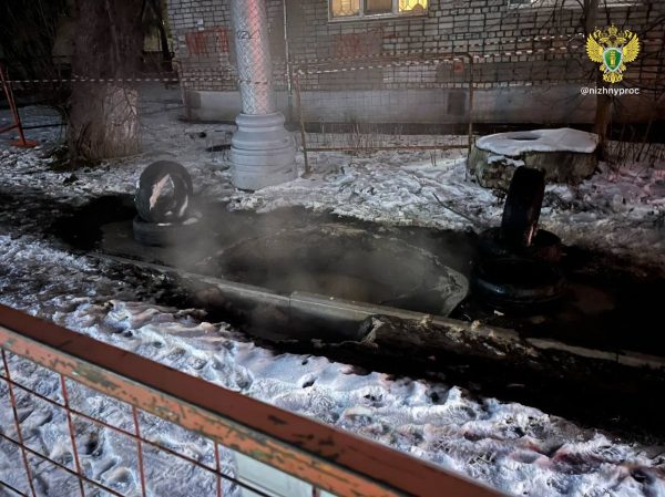 Три нижегородца пострадали из-за прорыва трубы на улице Пушкина