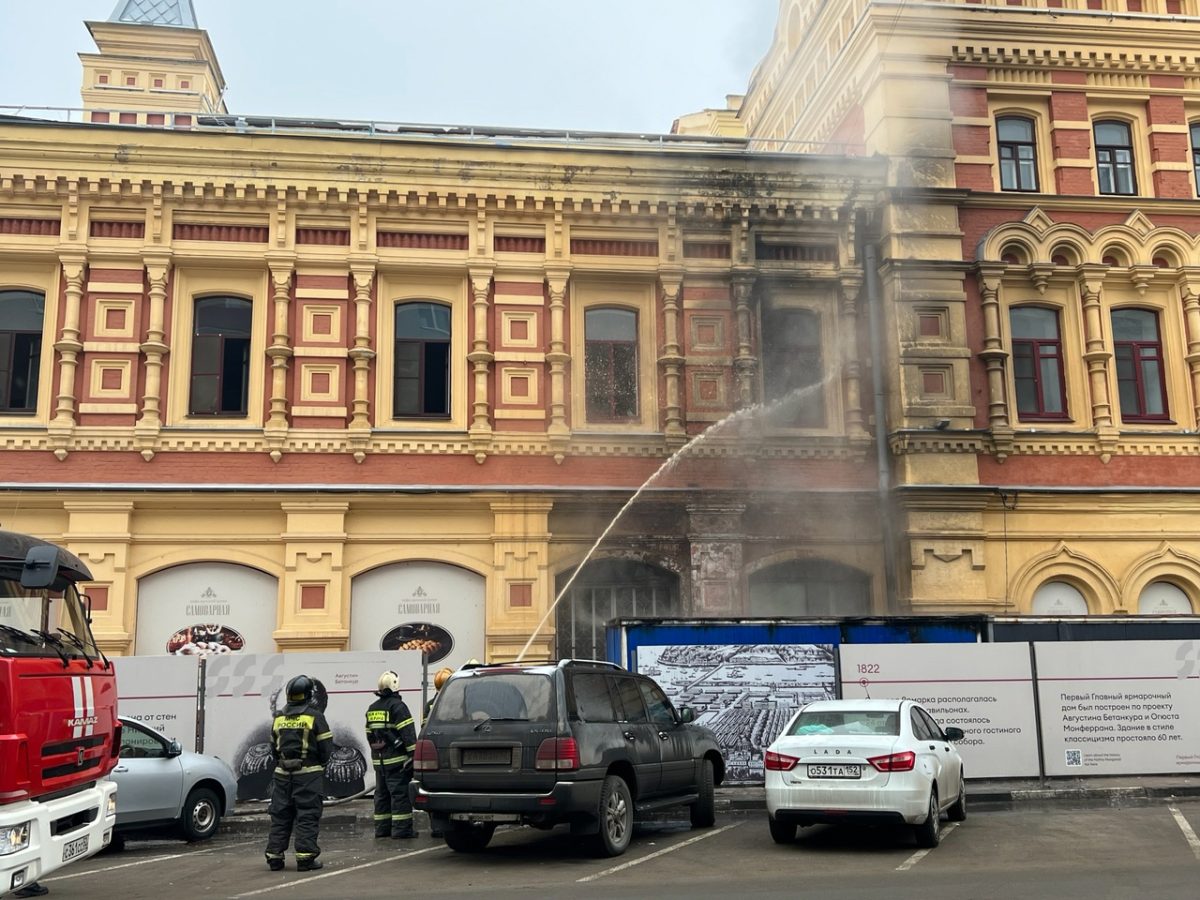 Бытовка загорелась около здания Нижегородской ярмарки