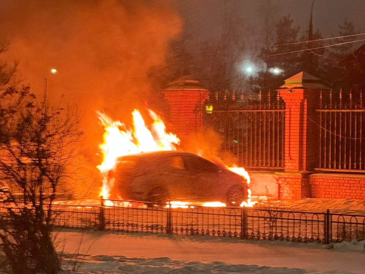 Автомобиль загорелся около храма в Дзержинске