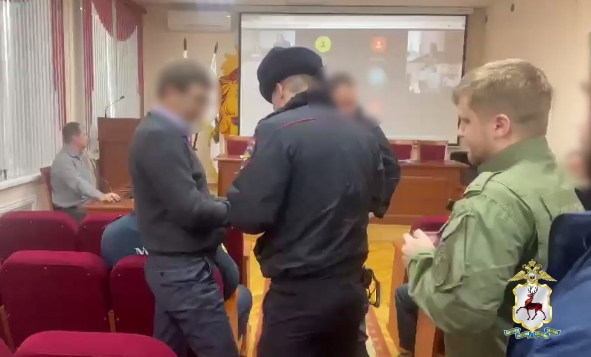 Сотрудника администрации Семенова подозревают во взяточничестве