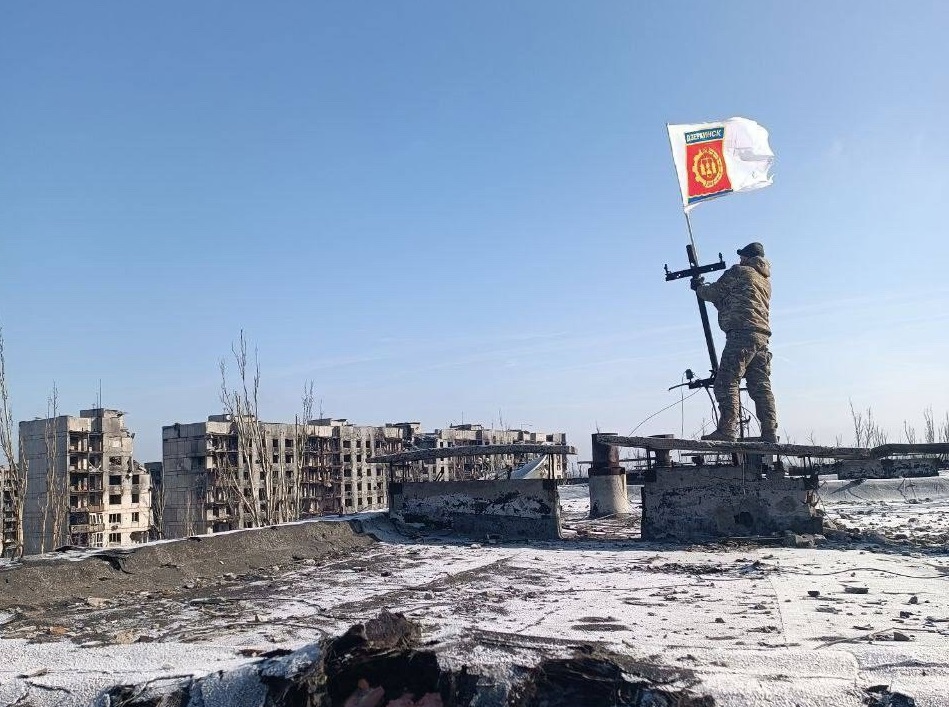 Над Дзержинском в ДНР установили флаг с гербом Дзержинска Нижегородской области