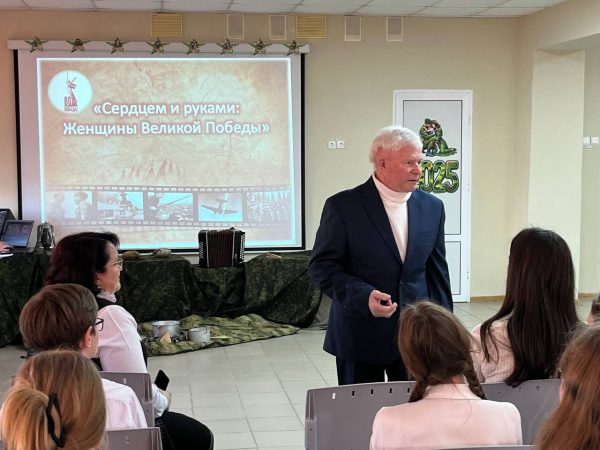 Фрагменты песен, посвященных женщинам, прозвучат в школах вместо звонков