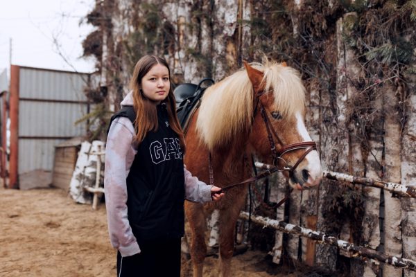 Волонтеры организовали для семей участников СВО конное представление