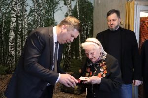 Андрей Гнеушев вручил труженице тыла Софии Балакиной юбилейную медаль