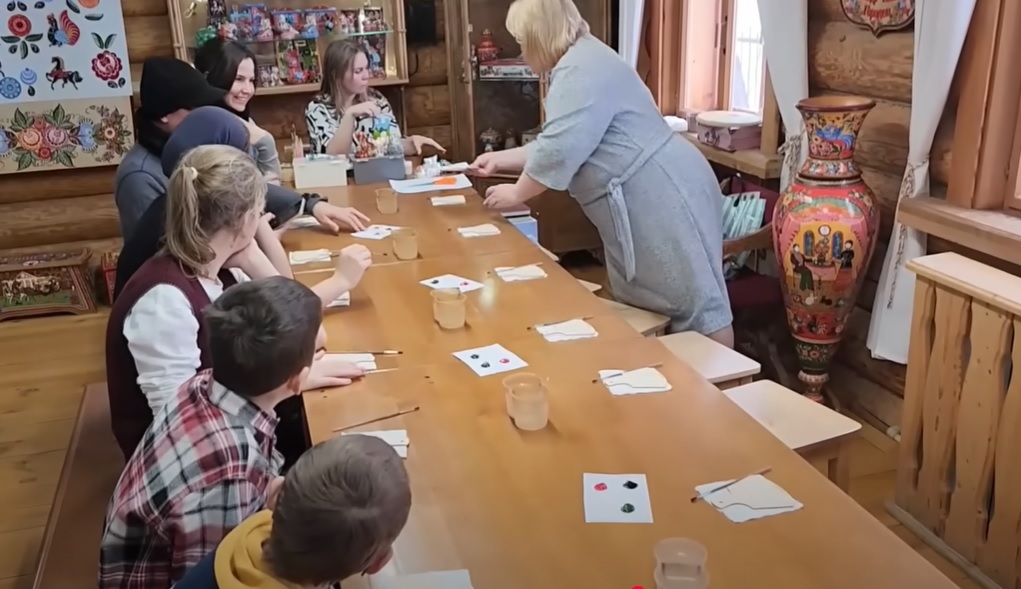 Канадская семья Фейнстра научилась народным ремеслам в Городце