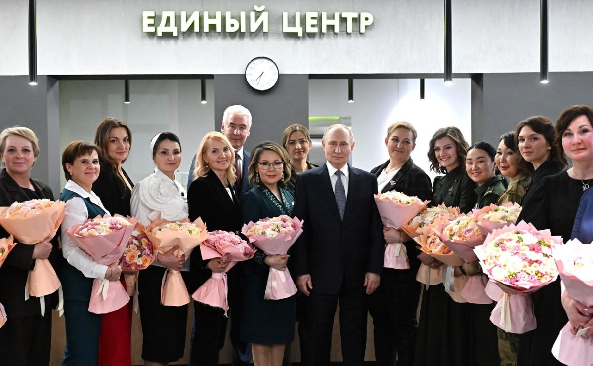 Владимир Путин провел встречу с сотрудницами фонда «Защитники Отечества»