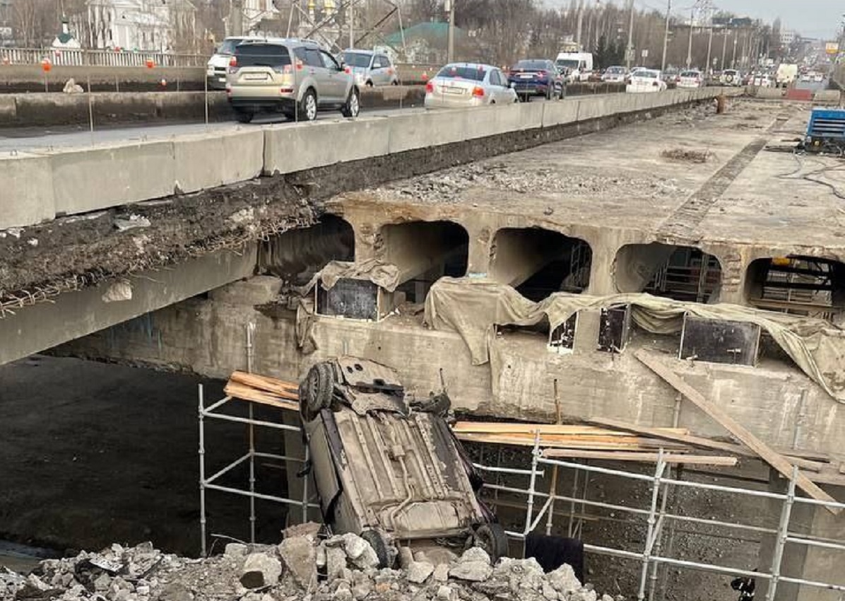 Автомобиль съехал с Мызинского моста и перевернулся в Нижнем Новгороде