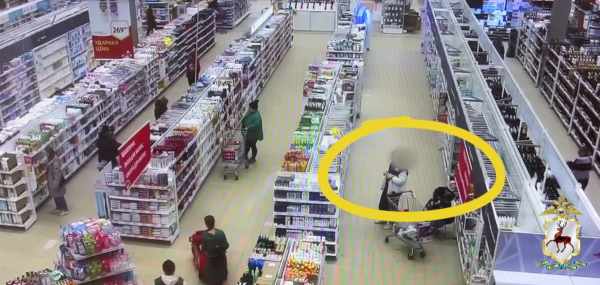 Две девушки переклеили штрихкоды в магазине и сэкономили 13 тысяч рублей