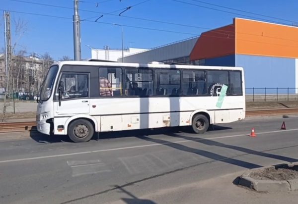 Три женщины пострадали в аварии с маршруткой в Московском районе