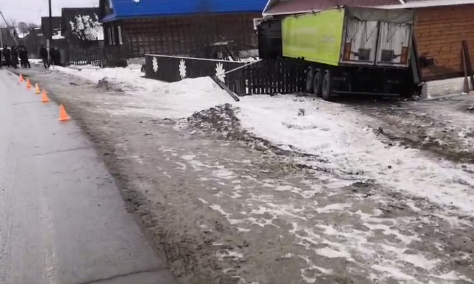 Появились подробности наезда фуры на жилой дом в Кулебакском районе