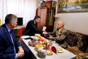 Андрей Гнеушев поздравил со 100-летием нижегородского ветерана Василия Кузнецова