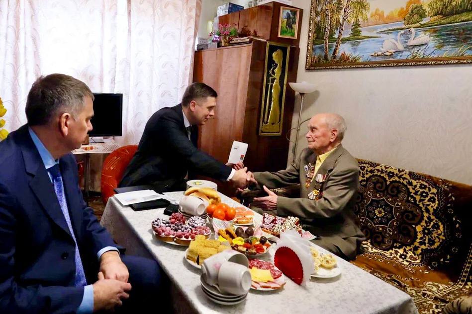 Андрей Гнеушев поздравил со 100-летием нижегородского ветерана Василия Кузнецова