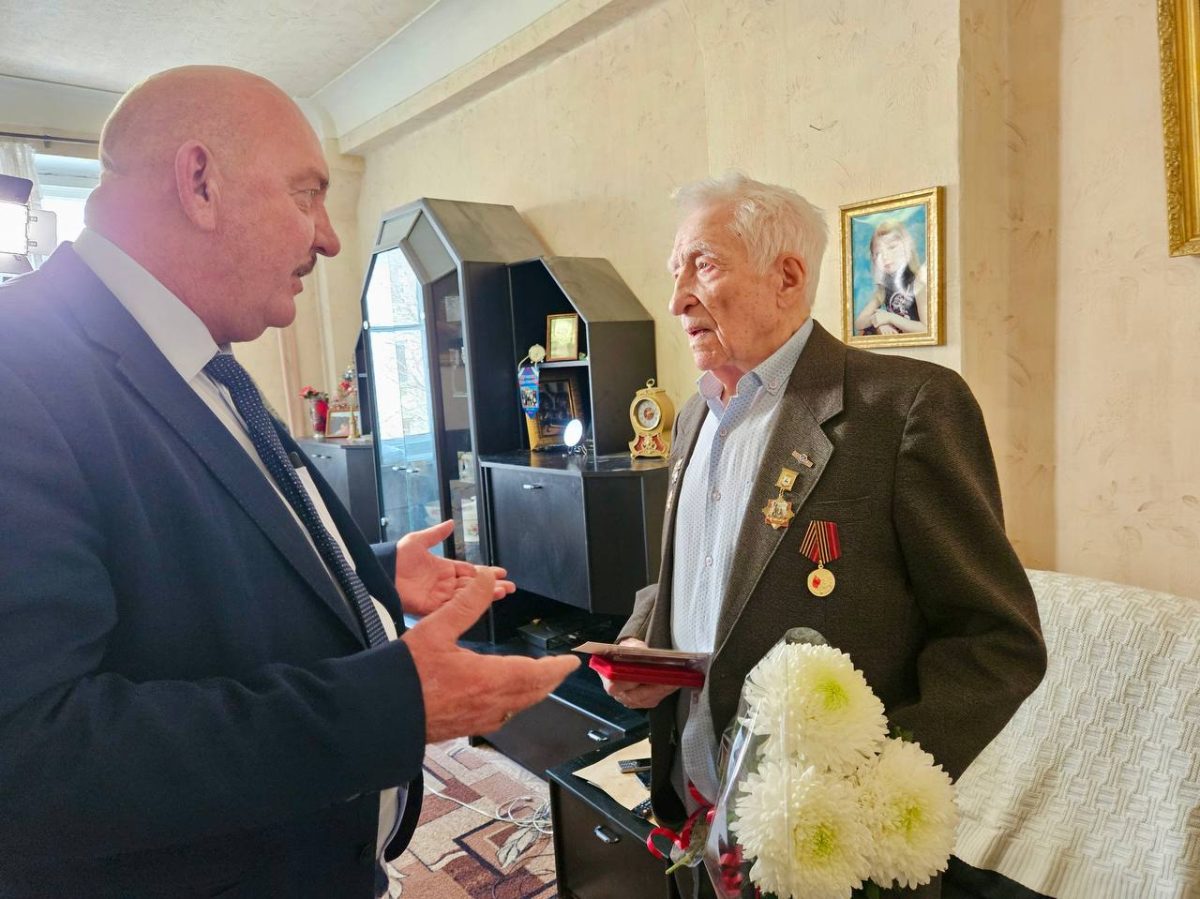 Юрий Шалабаев поздравил 99-летнего ветерана с 80-летием Победы